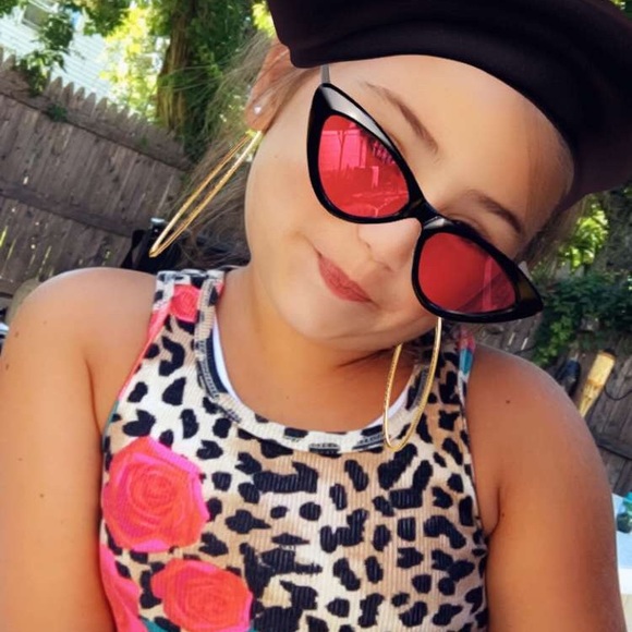 Meet your Posher, Monica - Picture 2 of 6